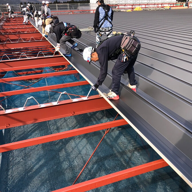 　　　【作業風景3】ハゼ式折板屋根葺き