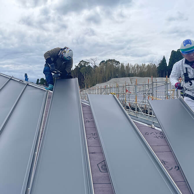 　　　　　【作業風景1】竪ハゼ葺き